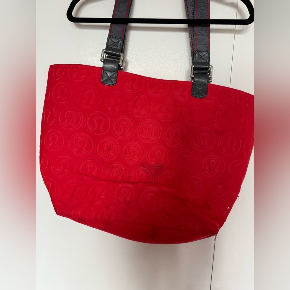 red Lululemon quilted logo gym tote bag - Picture 3 of 9